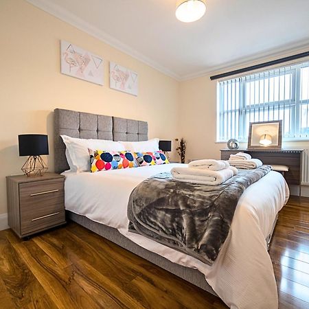 Heathrow Rare Find 2 Bedroom Plus 2 Bathroom Flat - Sleeps 6- Free Parking- Close To Heathrow Terminals-Quiet Development ستانويل المظهر الخارجي الصورة