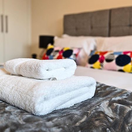 Heathrow Rare Find 2 Bedroom Plus 2 Bathroom Flat - Sleeps 6- Free Parking- Close To Heathrow Terminals-Quiet Development ستانويل المظهر الخارجي الصورة