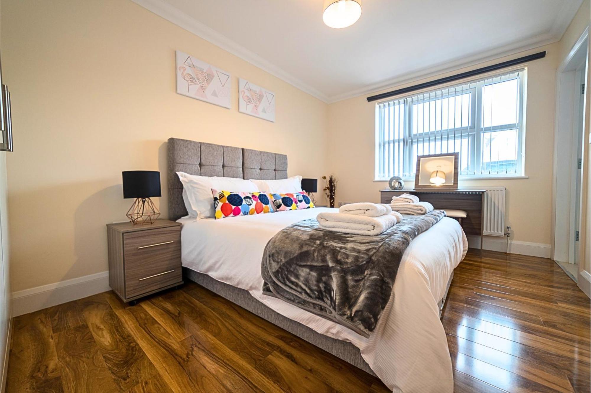 Heathrow Rare Find 2 Bedroom Plus 2 Bathroom Flat - Sleeps 6- Free Parking- Close To Heathrow Terminals-Quiet Development ستانويل المظهر الخارجي الصورة
