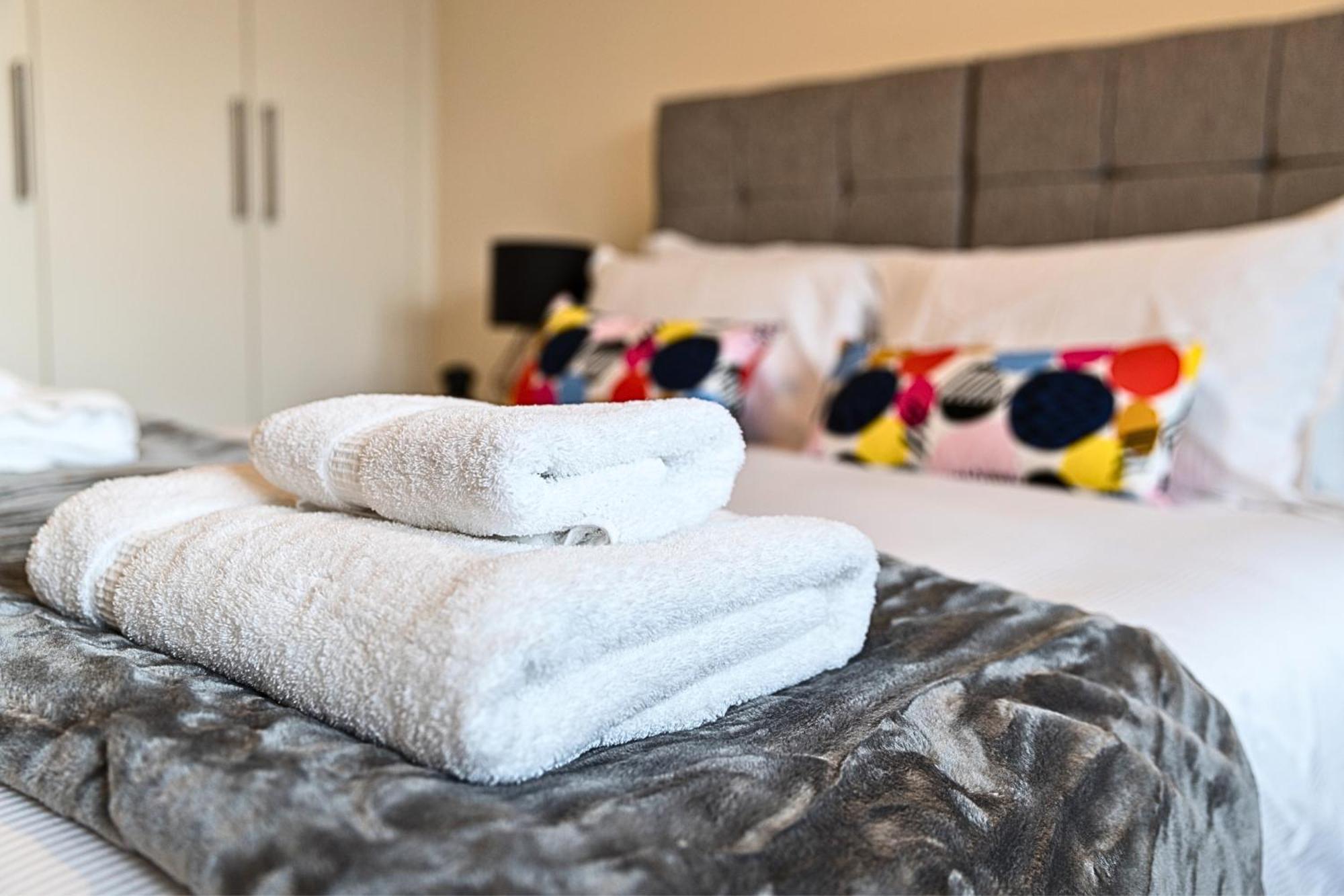 Heathrow Rare Find 2 Bedroom Plus 2 Bathroom Flat - Sleeps 6- Free Parking- Close To Heathrow Terminals-Quiet Development ستانويل المظهر الخارجي الصورة