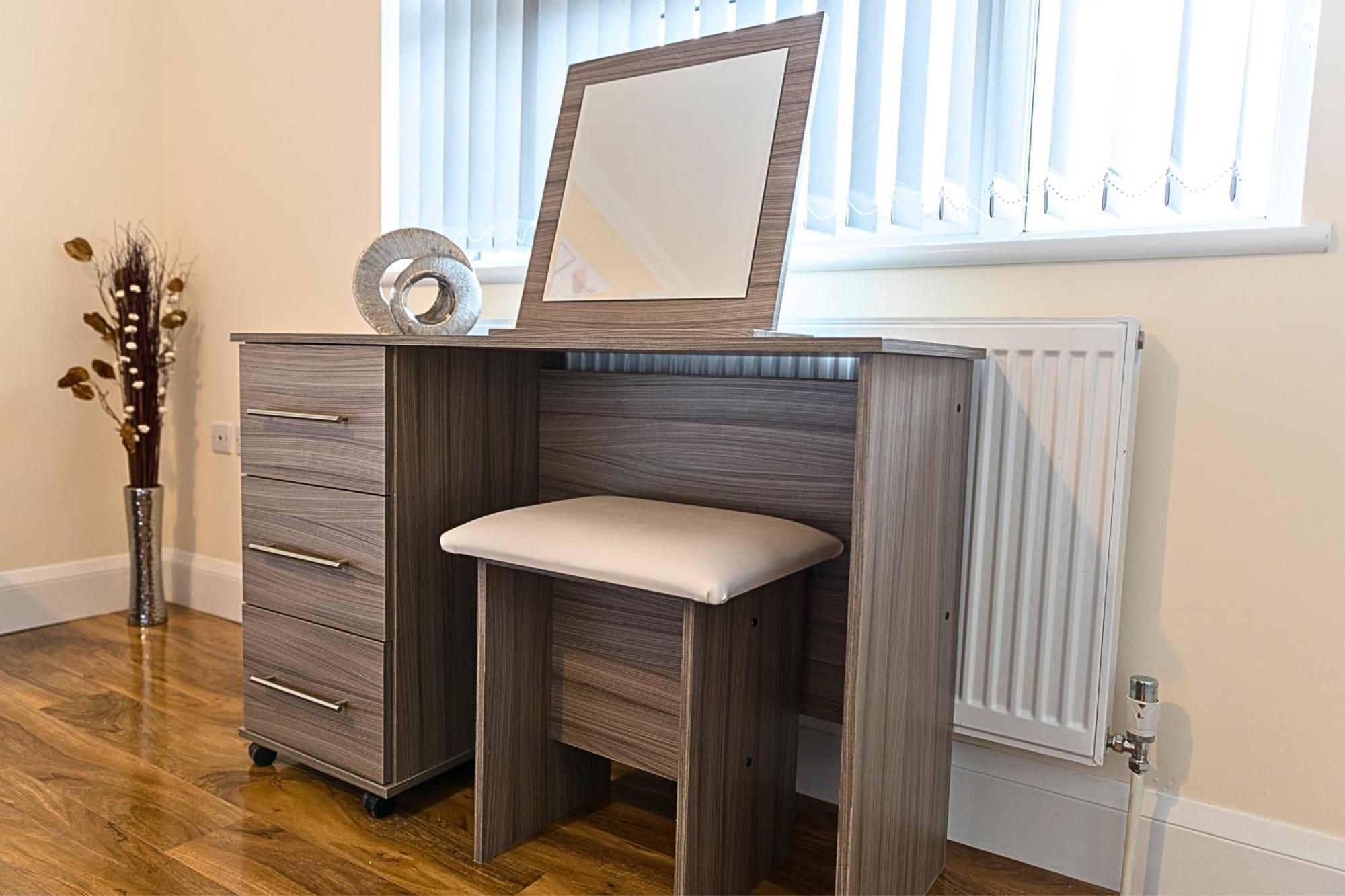 Heathrow Rare Find 2 Bedroom Plus 2 Bathroom Flat - Sleeps 6- Free Parking- Close To Heathrow Terminals-Quiet Development ستانويل المظهر الخارجي الصورة