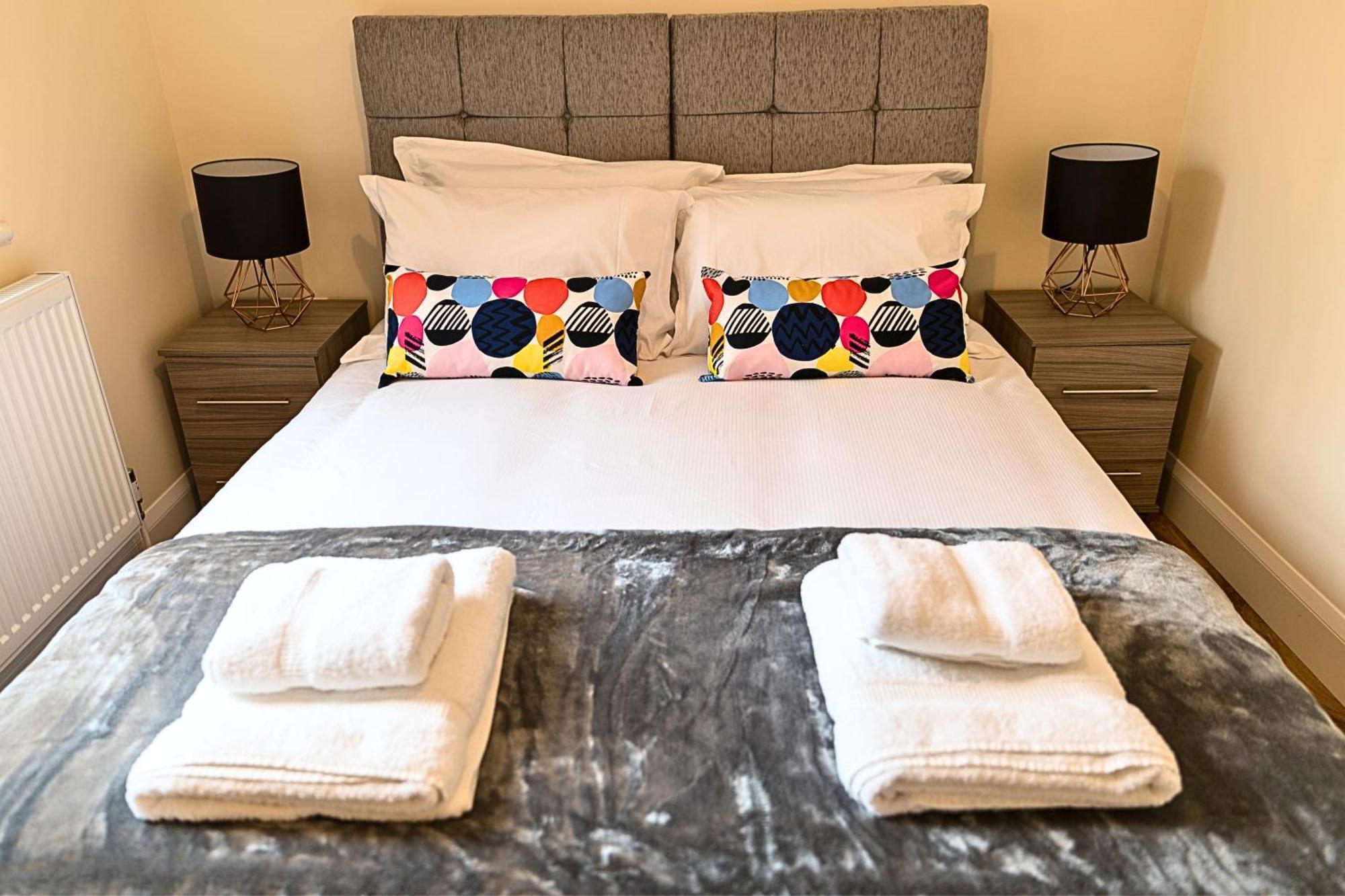 Heathrow Rare Find 2 Bedroom Plus 2 Bathroom Flat - Sleeps 6- Free Parking- Close To Heathrow Terminals-Quiet Development ستانويل المظهر الخارجي الصورة