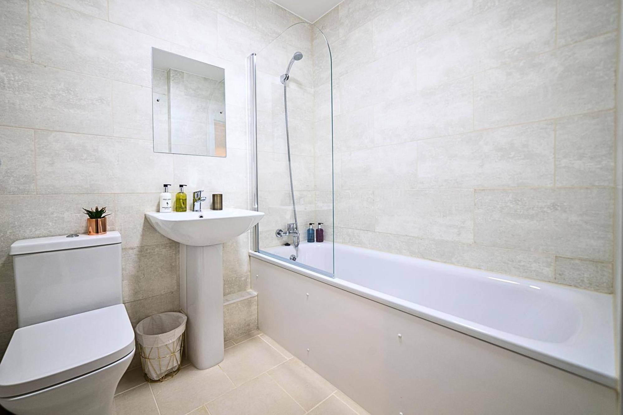 Heathrow Rare Find 2 Bedroom Plus 2 Bathroom Flat - Sleeps 6- Free Parking- Close To Heathrow Terminals-Quiet Development ستانويل المظهر الخارجي الصورة