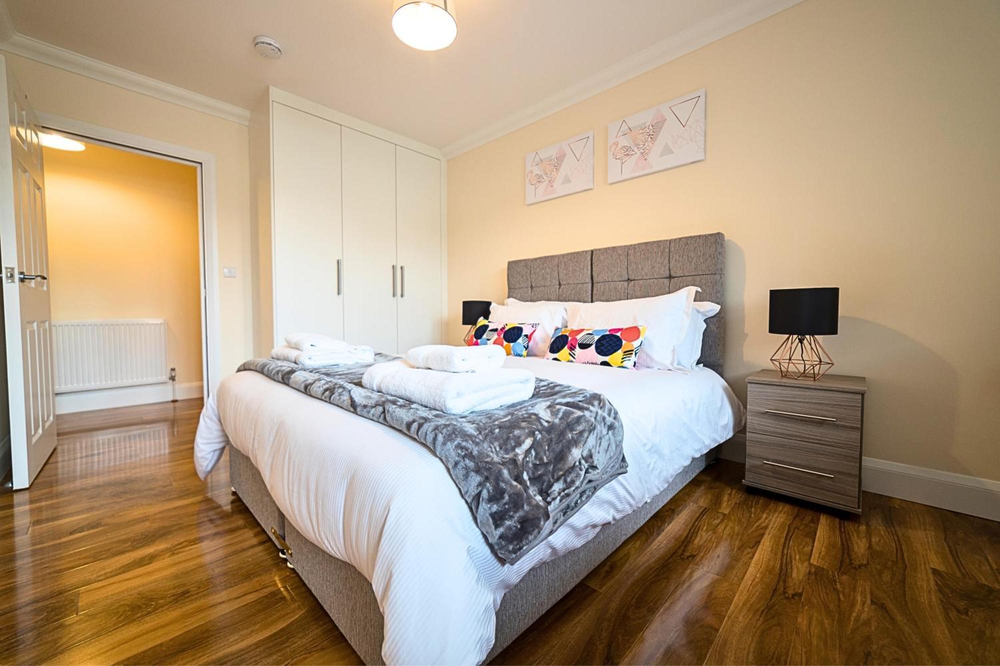 Heathrow Rare Find 2 Bedroom Plus 2 Bathroom Flat - Sleeps 6- Free Parking- Close To Heathrow Terminals-Quiet Development ستانويل المظهر الخارجي الصورة