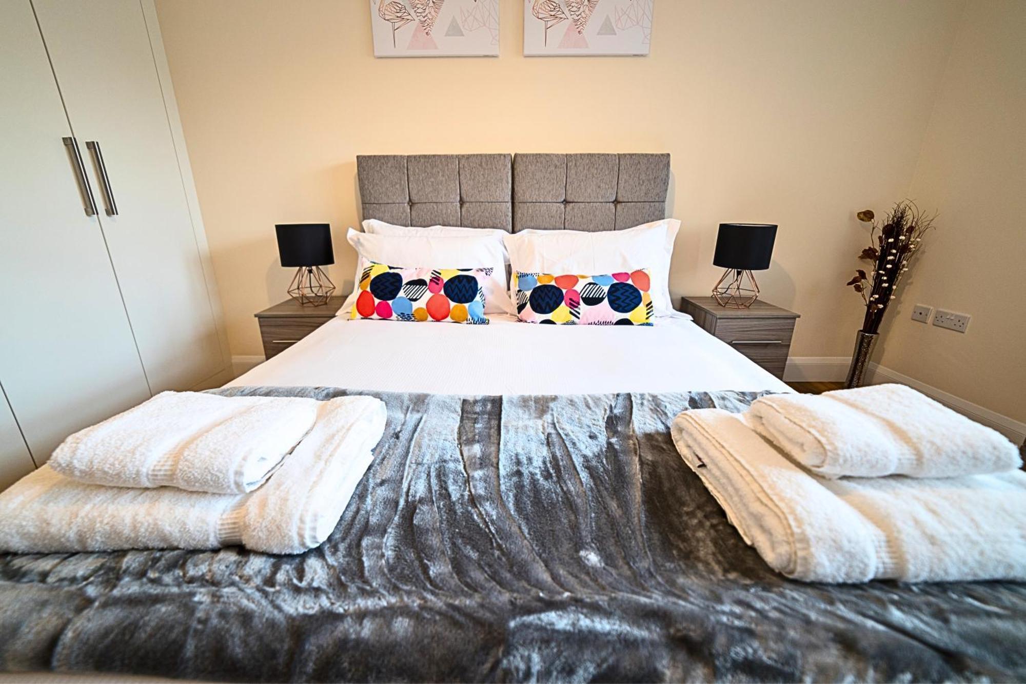Heathrow Rare Find 2 Bedroom Plus 2 Bathroom Flat - Sleeps 6- Free Parking- Close To Heathrow Terminals-Quiet Development ستانويل المظهر الخارجي الصورة