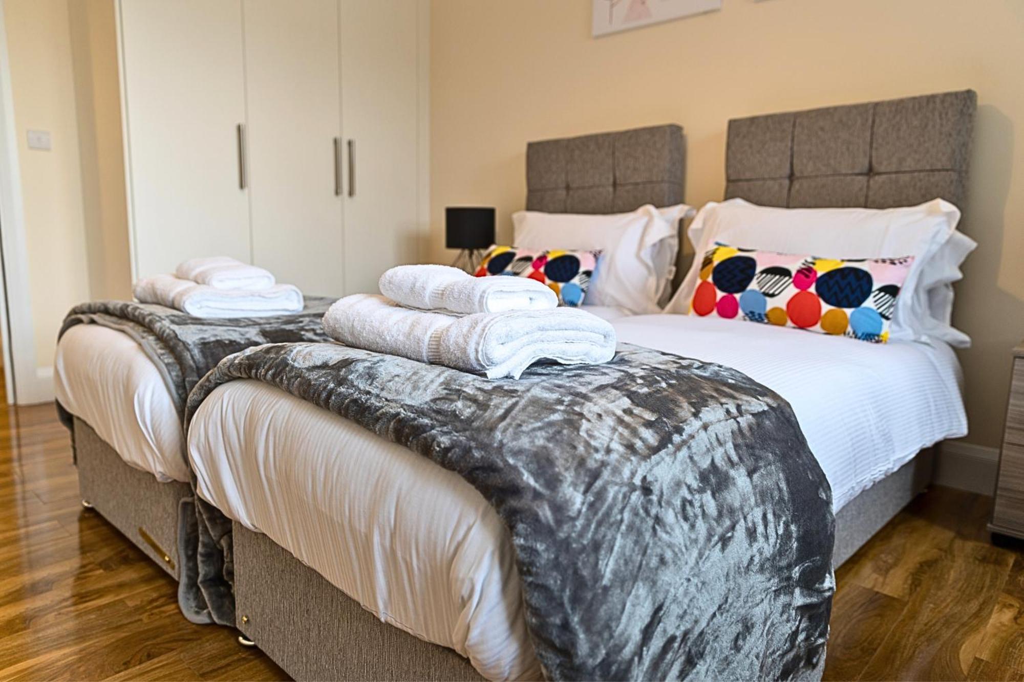 Heathrow Rare Find 2 Bedroom Plus 2 Bathroom Flat - Sleeps 6- Free Parking- Close To Heathrow Terminals-Quiet Development ستانويل المظهر الخارجي الصورة