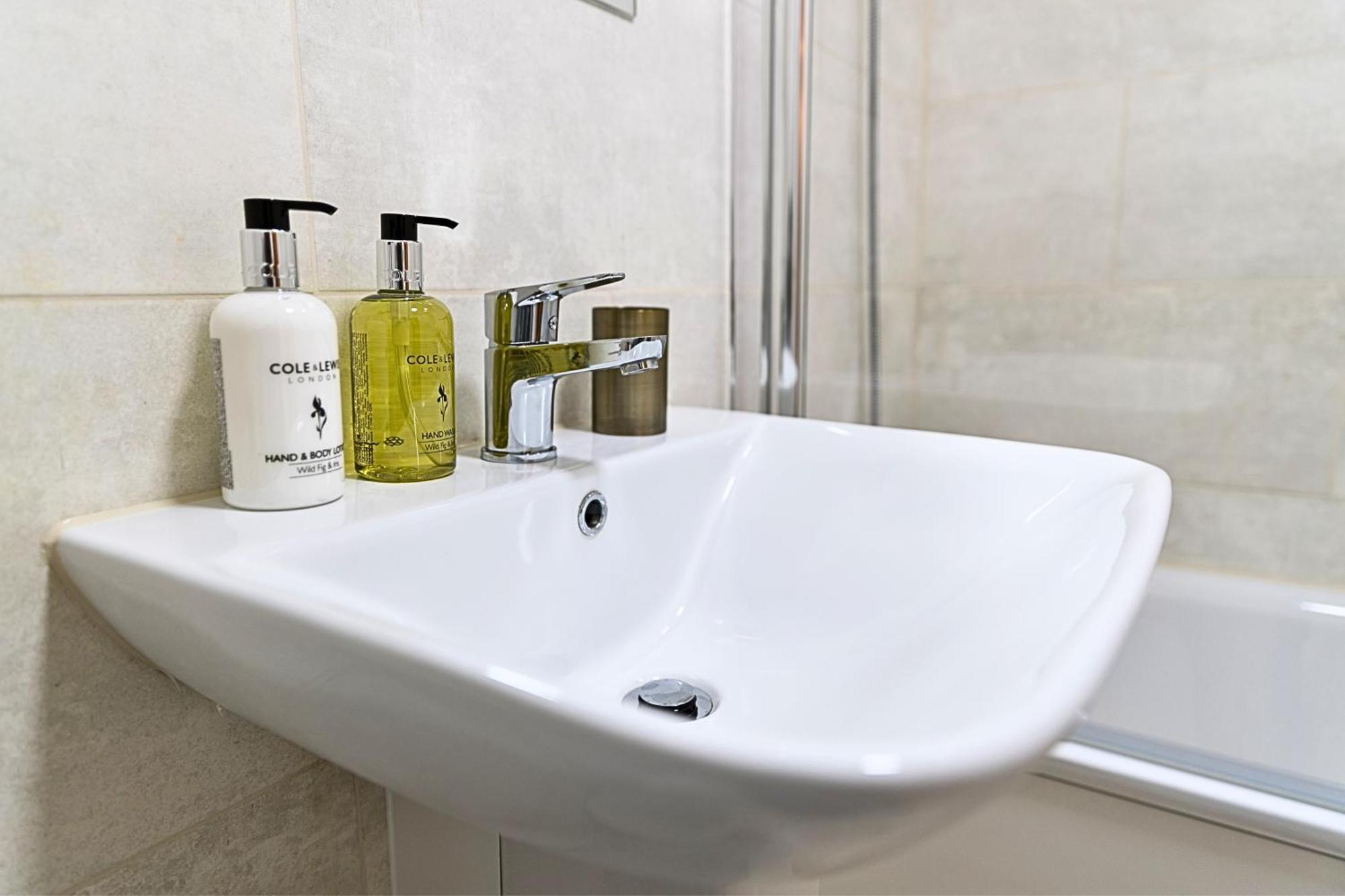 Heathrow Rare Find 2 Bedroom Plus 2 Bathroom Flat - Sleeps 6- Free Parking- Close To Heathrow Terminals-Quiet Development ستانويل المظهر الخارجي الصورة