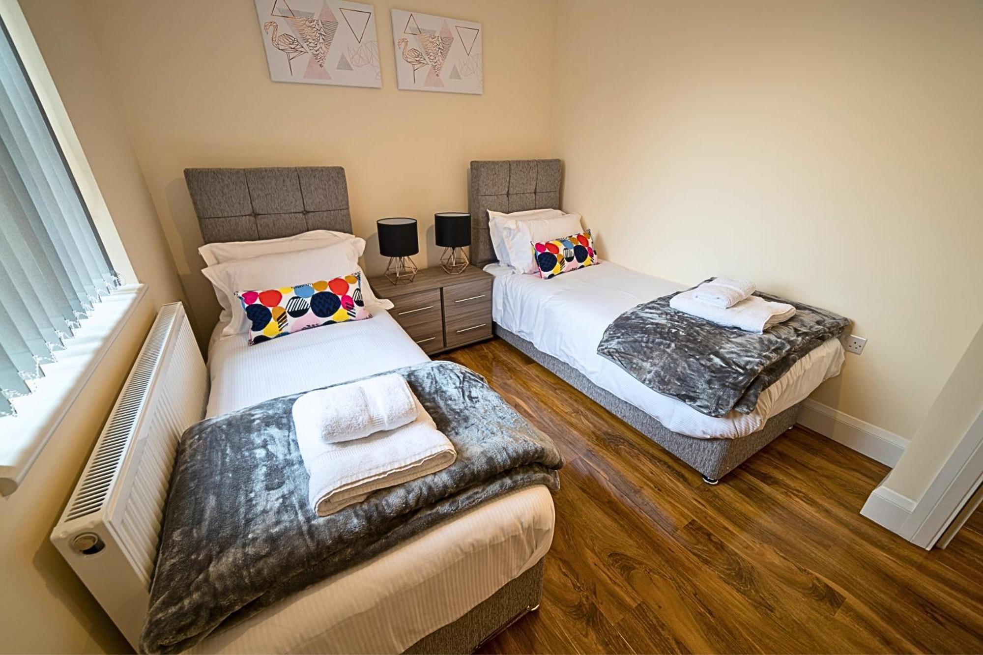 Heathrow Rare Find 2 Bedroom Plus 2 Bathroom Flat - Sleeps 6- Free Parking- Close To Heathrow Terminals-Quiet Development ستانويل المظهر الخارجي الصورة