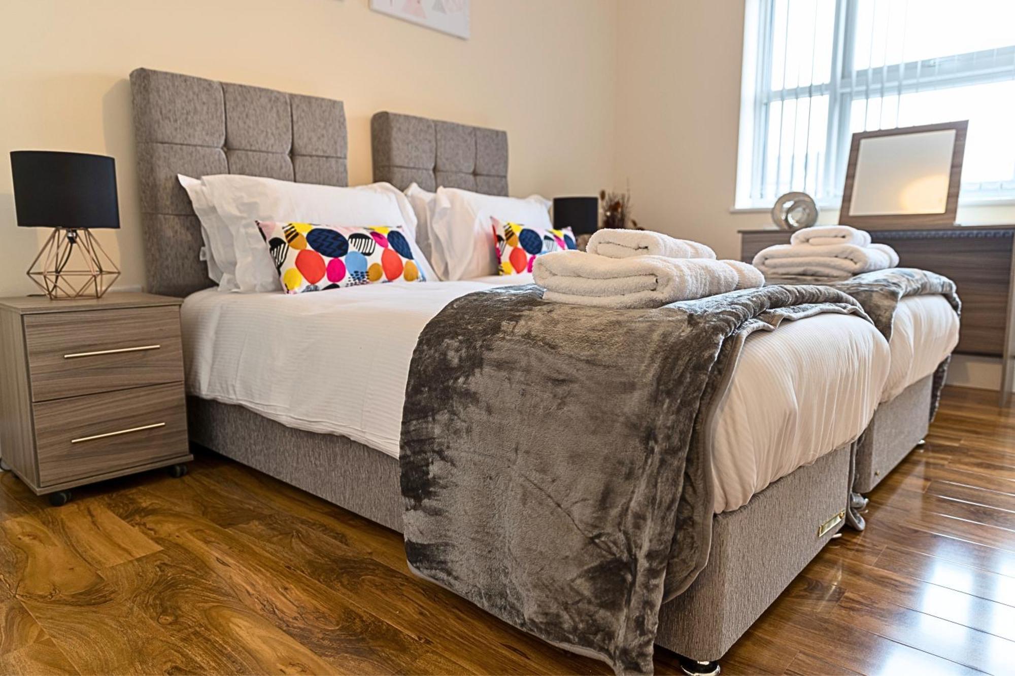 Heathrow Rare Find 2 Bedroom Plus 2 Bathroom Flat - Sleeps 6- Free Parking- Close To Heathrow Terminals-Quiet Development ستانويل المظهر الخارجي الصورة