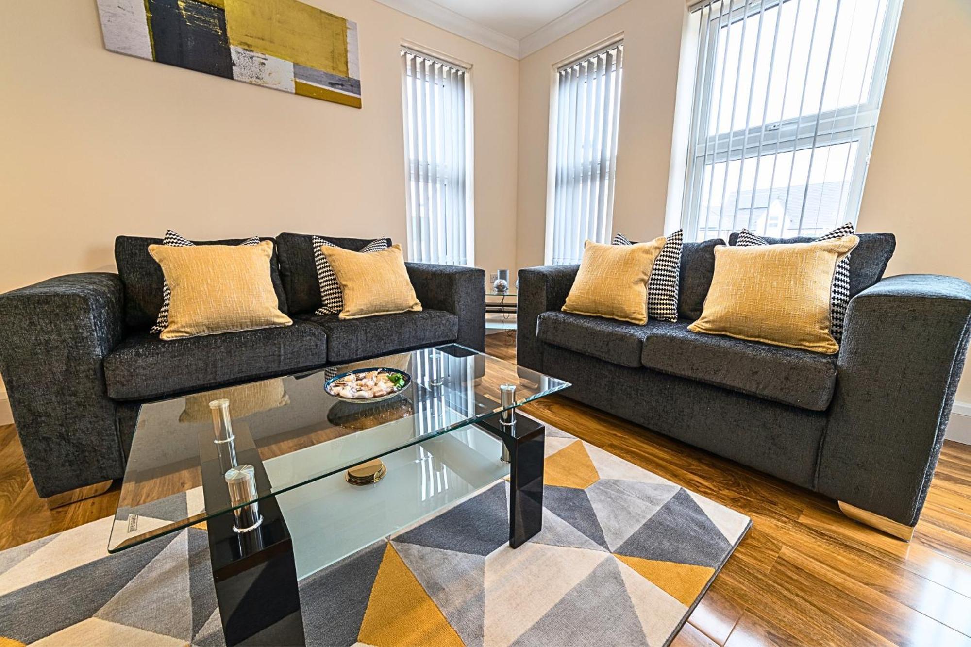 Heathrow Rare Find 2 Bedroom Plus 2 Bathroom Flat - Sleeps 6- Free Parking- Close To Heathrow Terminals-Quiet Development ستانويل المظهر الخارجي الصورة