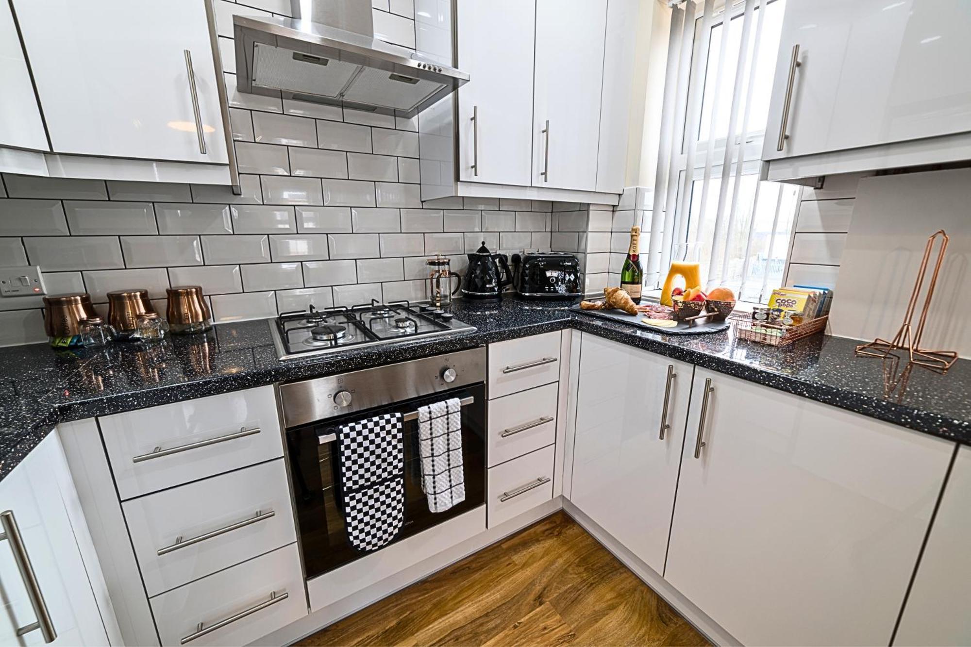Heathrow Rare Find 2 Bedroom Plus 2 Bathroom Flat - Sleeps 6- Free Parking- Close To Heathrow Terminals-Quiet Development ستانويل المظهر الخارجي الصورة