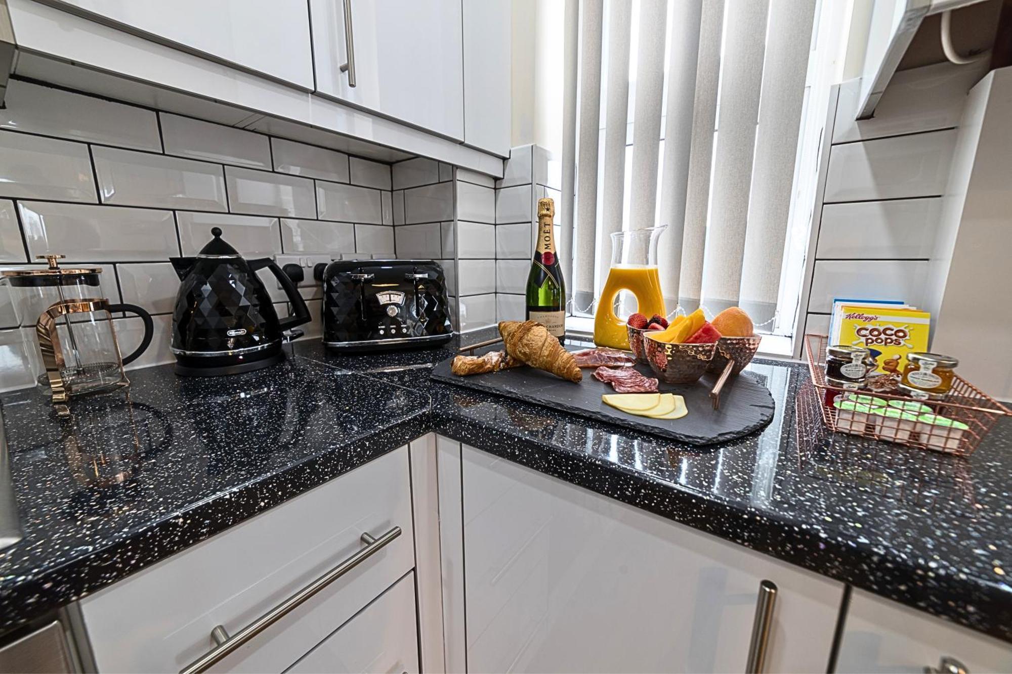 Heathrow Rare Find 2 Bedroom Plus 2 Bathroom Flat - Sleeps 6- Free Parking- Close To Heathrow Terminals-Quiet Development ستانويل المظهر الخارجي الصورة